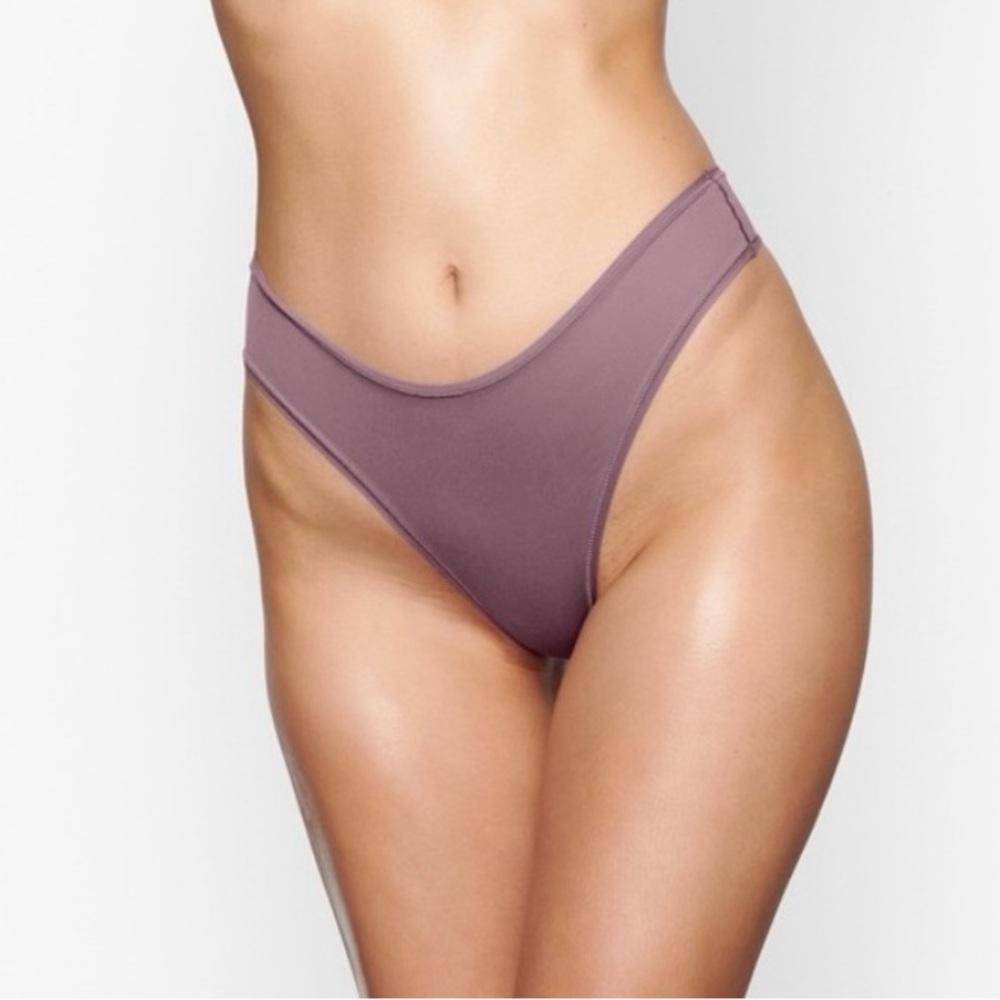 NWT Skims Fits Everybody Thong